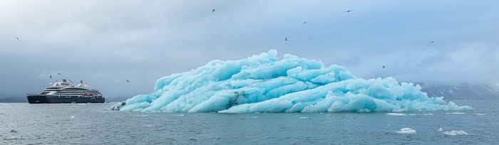 Polarexpeditionsschiff Le Commandant Charcot neben einem Eisberg