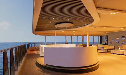 Außenbereich abends Explorer Lounge