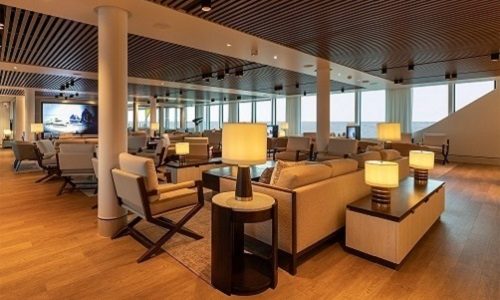 Explorer Lounge mit breiter Fensterfront auf der Silver Origin