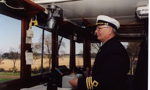 Göta Kanal Kapitän auf der Brücke