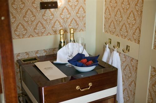 M/S WilhelmTham Göta Kanal Schiff Kategorie A Cchampagner und Obst zum Empfang