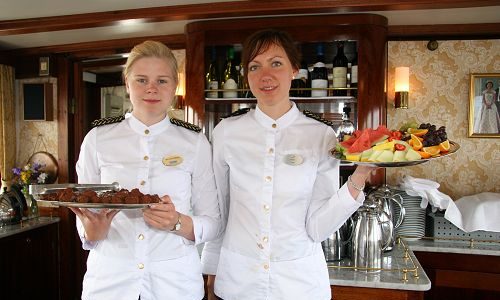 Göta Kanal Speisesaal zwei Mädchen servieren Speisen