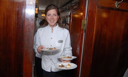 Göta Kanal nostalgische Kreuzfahrt Servicekraft beim servieren