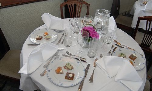 Göta Kanal nostalgische Kreuzfahrt Tisch mit Vorspeisenteller