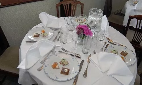 Göta Kanal nostalgische Kreuzfahrt Tisch mit Vorspeisenteller