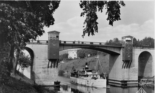 Historisches Schiff auf dem Götakanal unter einer Brücke
