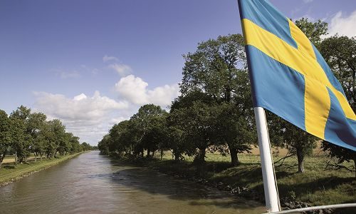 Göta Kanal nostalgische Kreuzfahrt Fahne Schifsheck mit Blick auf Kanal
