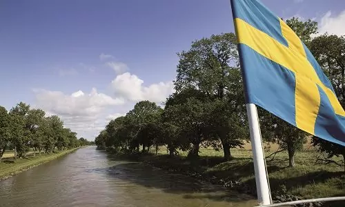 Göta Kanal nostalgische Kreuzfahrt Fahne Schifsheck mit Blick auf Kanal