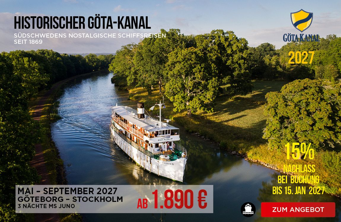 das nostalgische schwedische Flussschiff MS Juno fährt im Sonnenuntergang auf dem Göta Kanal