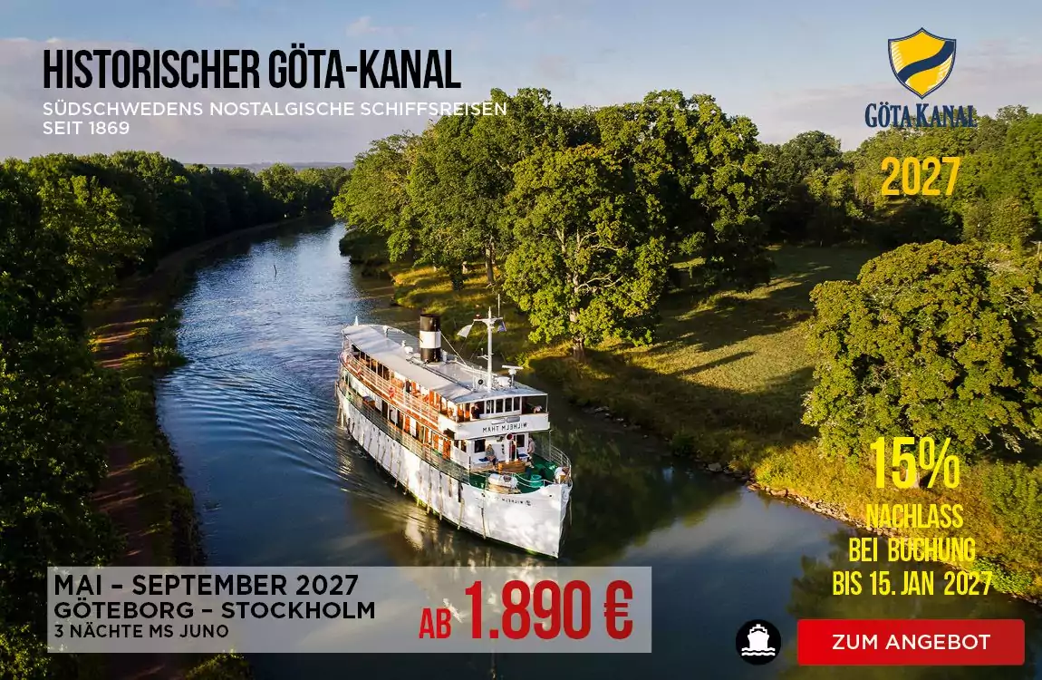 das nostalgische schwedische Flussschiff MS Juno fährt im Sonnenuntergang auf dem Göta Kanal