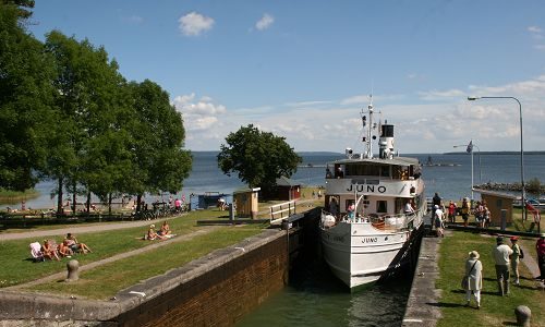 MS Juno auf dem Götakanal in der Schleuse