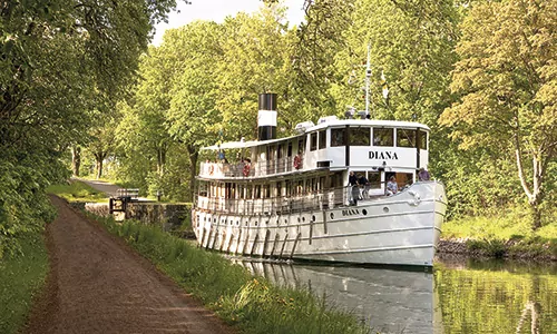 Göta Kanal nostalgische Kreuzfahrt M/S Diana im Kanal neben Fahrradweg