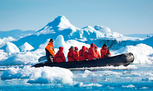 HANSEATIC Schiffe Gäste mit Zodiak in der Antarktis im Eis unterwegs