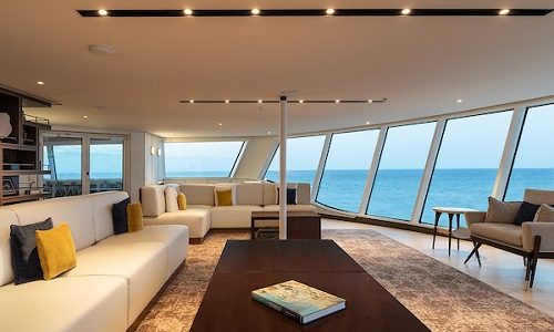 Observation Lounge Sitzgruppe vor Panoramafenster