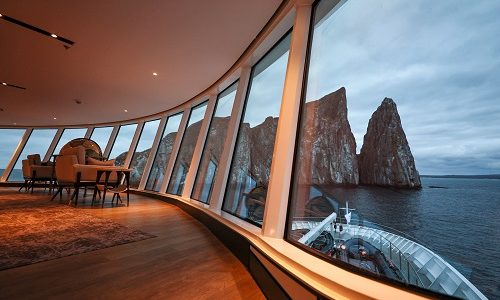 Observation Lounge mit Blick auf Felsengruppe