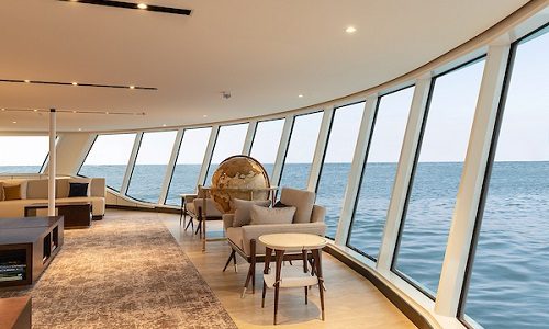 Observation Lounge mit Ausblick aufs Meer