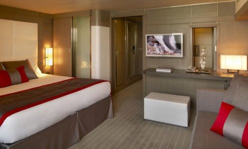 Wohn- und Schlafbereich Deluxe Suite auf der Luxuskreuzfahrtyacht Le Boreal der Reederei Ponant