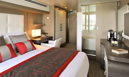 Wohnbereich mit Blick ins Badezimmer Prestige Kabine auf der Luxuskreuzfahrtyacht Le Boreal der Reederei Ponant