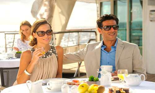 Gäste beim Dinner im Grill Restaurant auf dem Luxuskreuzfahrtschiff Le Boreal der Reederei Ponant