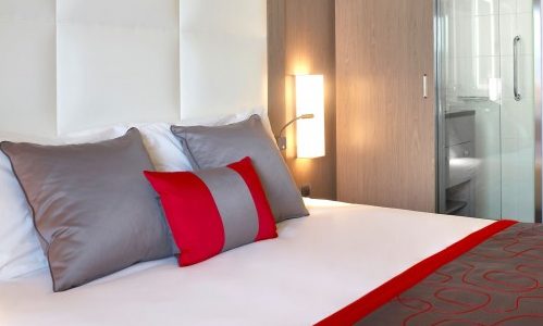 Schlafbereich mit Blick ins Bad auf der Luxus Kreuzfahrtyacht Le Boreal der Reederei Ponant