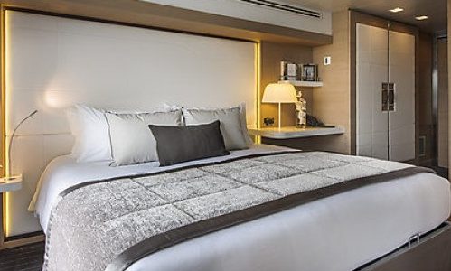 Blick in die Deluxe Kabine Bett und Schrank auf der Luxuskreuzfahrtyacht Le Soleal der Reederei Ponant