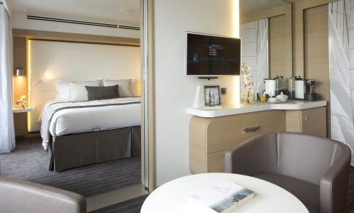 Wohn- und Schlafzimmer der Prestige Suite auf der Luxuskreuzfahrtyacht Le Soleal der Reederei Ponant