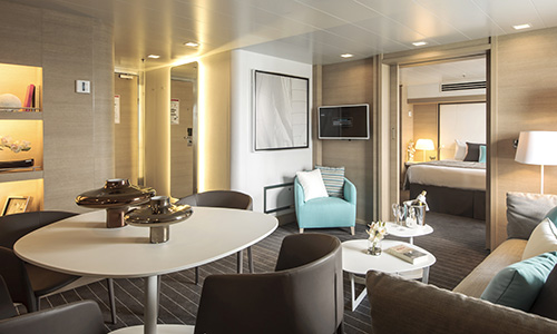 Wohnzi8mmer mit Blick ins Schlafzimmer der Owner Suite auf der Luxuskreuzfahrtyacht Le Soleal der Reederei Ponant