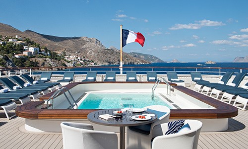 Pool auf dem Luxuskreuzfahrtschiff Le Lyrial von Ponant