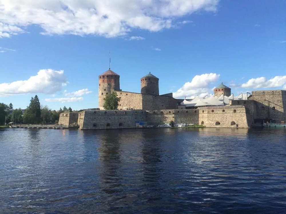 Burg Savonlinna zur Festspielzeit in Finnland