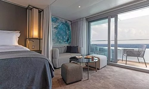 Wohn-Schlafbereich Grand-Deluxe-Suite mit Blick auf Veranda auf der Scenic Eclipse