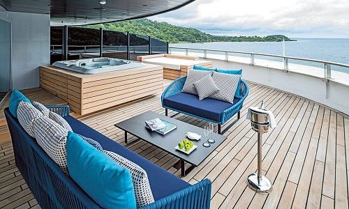 Veranda mit Sitzgruppe und Whirlpool der Ownerssuite auf dem Kreuzfahrtschiff Scenic Eclipse