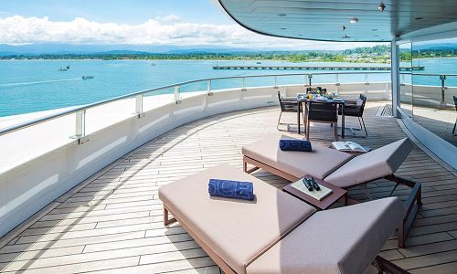 Terrasse mit Liegen und Blick aufs Meer der Grand Panorama Suite
