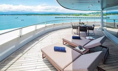 Terrasse mit Liegen und Blick aufs Meer der Grand Panorama Suite