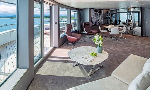 Wohn- und Essbereich der Grand Panorama Suite auf dem Kreuzfahrtschiff Scnic Eclipse