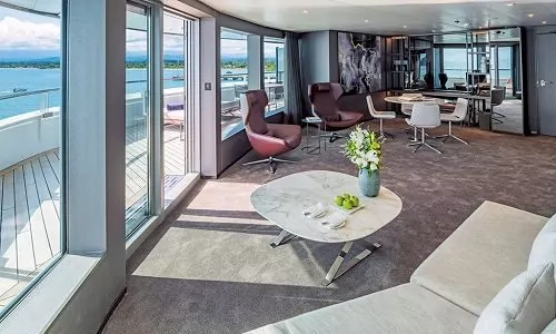 Wohn- und Essbereich der Grand Panorama Suite auf dem Kreuzfahrtschiff Scnic Eclipse