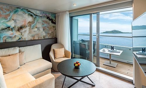 Wohnbereich in der Spa Suite auf dem Luxuskreuzfahrtschiff Scenic Eclipse