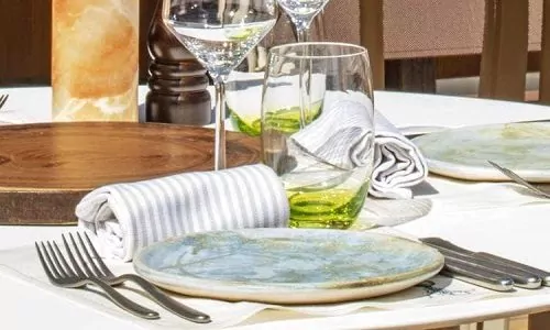 Gedeckter Tisch im earth & Ocean at the Patio auf der Seabourn Encore und Ovation