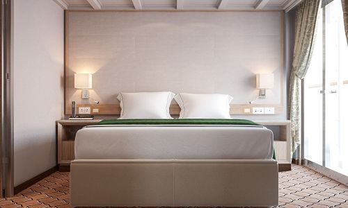 Schlafzimmer mit Blick nach draußen in der Grand Suite