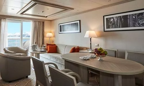 Wohnbereich mit Sitzgruppe Medaillon Suite auf dem Expeditionsschiff Silver Cloud