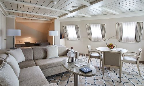 Wohnzimmer mit großem Platzangebot in der Royal Suite