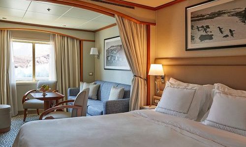 Schlaf- und Sitzbereich Vista Suite auf dem Expeditionsschiff Silver Cloud