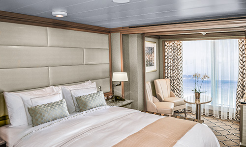 Kingsizebett und Wohnbereich in Panorama Suite