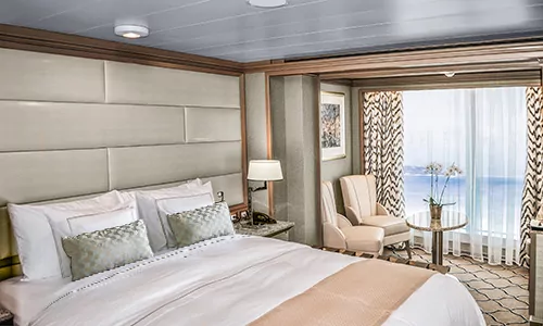 Kingsizebett und Wohnbereich in Panorama Suite
