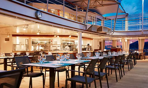 Tische abends im Grill Restaurant am Pool
