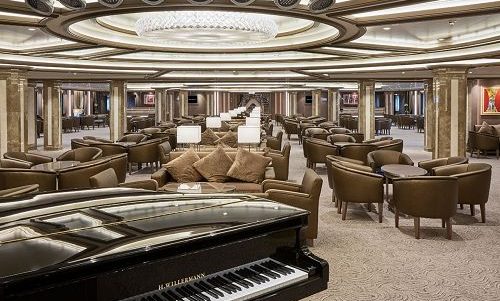 Klavier und Sitzgruppen im Dolce Vita