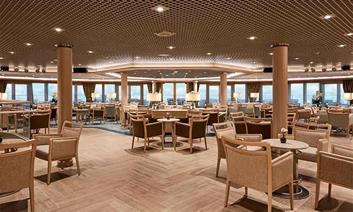 Blick in die Panorama Lounge auf dem Kreuzfahrtschiff Silver Dawn