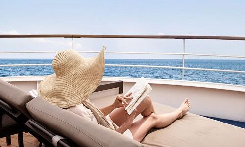 Gast im Liegestuhl mit Blick aufs Meer