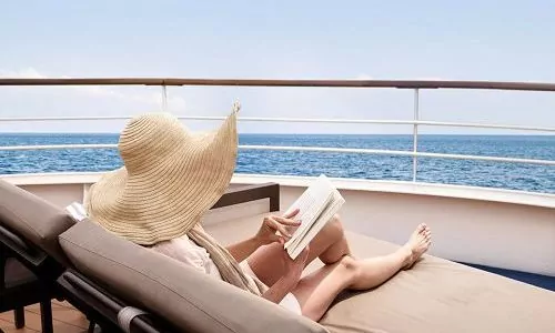 Gast im Liegestuhl mit Blick aufs Meer