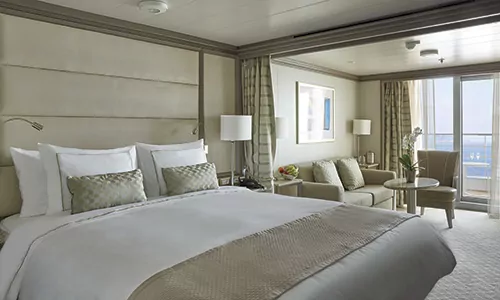 Schlaf- und Sitzbereich mit Blick auf Veranda auf dem Luxuskreuzfahrtschiff Silver Moon der Reederei Silversea
