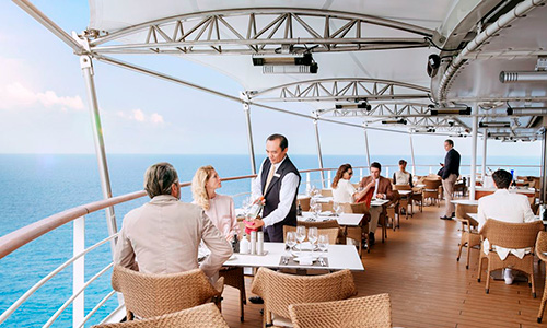 Service und Lunch auf der Aussenterrasse